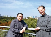 	Widok na stolicę zakonnice miały na długo przed powstaniem tarasu Biblioteki Uniwersytetu Warszawskiego. Na zdjęciu od lewej: s. Danuta Sakowicz i s. Anna Renkiewicz.