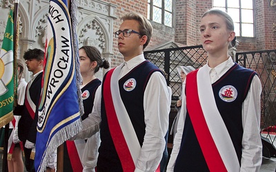 	Setki uczniów modliły się o dobrą i owocną naukę przez najbliższe 10 miesięcy.