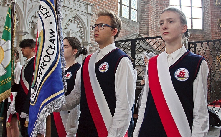 	Setki uczniów modliły się o dobrą i owocną naukę przez najbliższe 10 miesięcy.