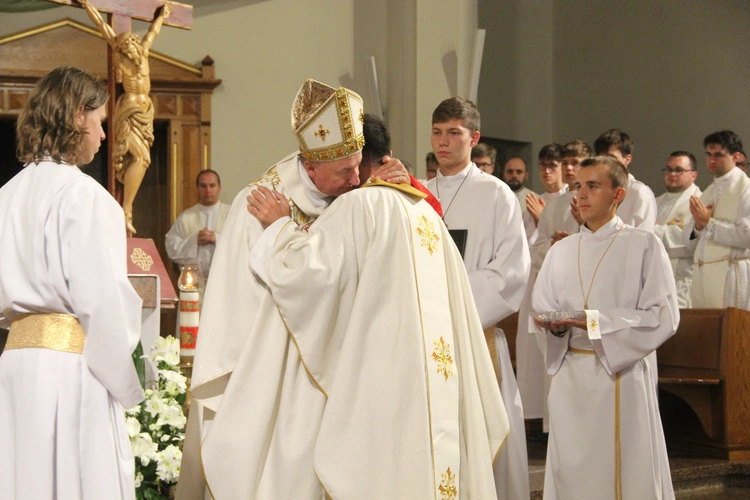 Krzyż, wiertarka, tuba i ksiądz na wzór Serca Jezusowego