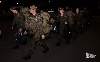 Żołnierze Ośrodka Reprezentacyjnego WOT pomagają powodzianom