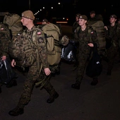 Żołnierze Ośrodka Reprezentacyjnego WOT pomagają powodzianom