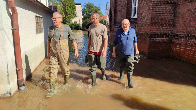 Lewin Brzeski. Na miejscu są biskupi Jacek Kiciński (po prawej) i Maciej Małyga (w środku). Po lewej miejscowy proboszcz ks. Krzysztof Dudojć.