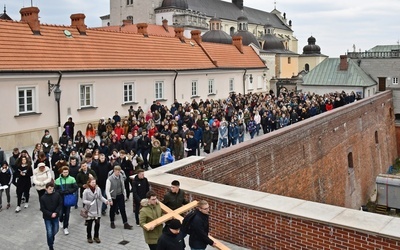 Synodalna Droga Krzyżowa [ROZWAŻANIA]