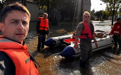 Ksiądz na pontonie rozwoził jedzenie powodzianom