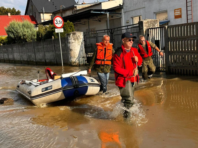 Ksiądz na pontonie rozwoził jedzenie powodzianom
