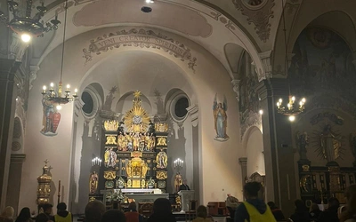 Nocna pielgrzymka młodzieży