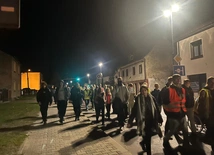 Nocna pielgrzymka młodzieży