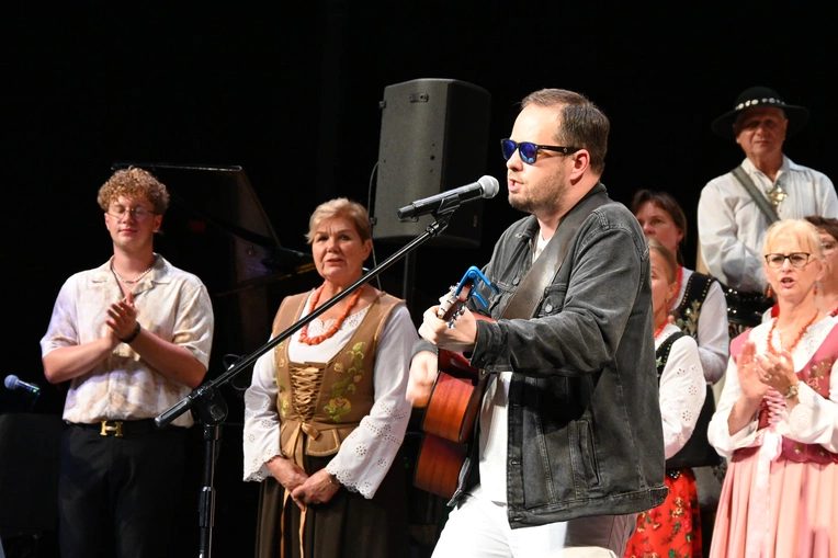 Zaśpiewali i pomogli