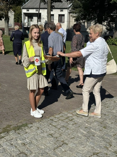 Młodzież angażuje się w pomoc powodzianom