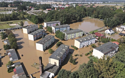 Skorogoszcz (niedaleko Brzegu) zalana przez Nysę Kłodzką. Domy stały tu w wodzie przez szereg dni.