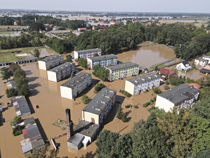 Skorogoszcz (niedaleko Brzegu) zalana przez Nysę Kłodzką. Domy stały tu w wodzie przez szereg dni.