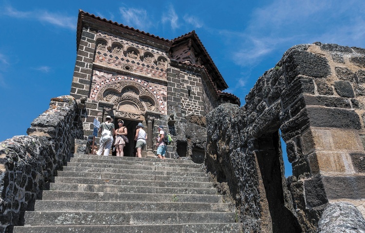 Archanielskie wzgórze. Saint-Michele d’Aiguilhe – idealne miejsce na naukę pokory