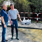 	Ks. Robert Kurpios (z lewej) i dziekan ks. Jerzy Ryłko na terenach zalanej czechowickiej parafii Wspomożycielki Wiernych.