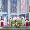 	Dziękczynną Eucharystię sprawowali kapłani archidiecezji katowickiej, na co dzień wspierający zgromadzenie w posłudze, m.in. abp senior Damian Zimoń, bp Grzegorz Olszowski i ks. Andrzej Suchoń, proboszcz parafii Mariackiej. 