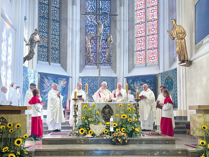 	Dziękczynną Eucharystię sprawowali kapłani archidiecezji katowickiej, na co dzień wspierający zgromadzenie w posłudze, m.in. abp senior Damian Zimoń, bp Grzegorz Olszowski i ks. Andrzej Suchoń, proboszcz parafii Mariackiej. 