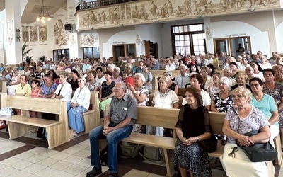 	Czciciele Królowej z Pompejów modlili się przed Jej wizerunkiem i adorowali Pana Jezusa.