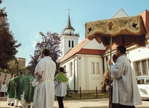 	Po Mszy św. odbyła się procesja eucharystyczna.