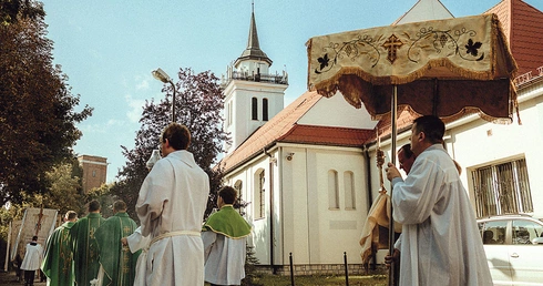 	Po Mszy św. odbyła się procesja eucharystyczna.