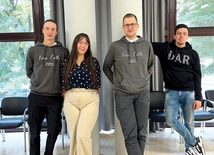 	Powracają do stałych spotkań. O tym, że warto w nich uczestniczyć, opowiadali (od lewej): Tomasz Paliwoda, Dorota Malmor, ks. Krzysztof Nowrot i Michał Pawela. 