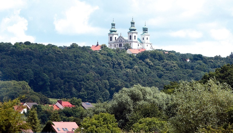 Na bielańskiej Srebrnej Górze w samotności uwielbiają Boga, wstawiając się także  za innymi.