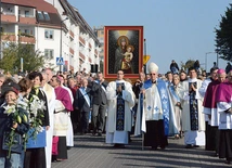 Uroczysta procesja przeniesienia słynącego łaskami wizerunku.