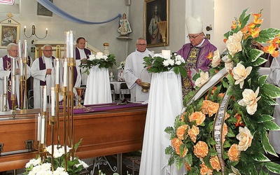 Uroczystościom pogrzebowym przewodniczył bp Krzysztof Zadarko.