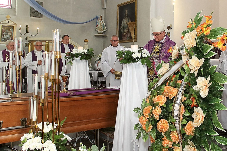 Uroczystościom pogrzebowym przewodniczył bp Krzysztof Zadarko.