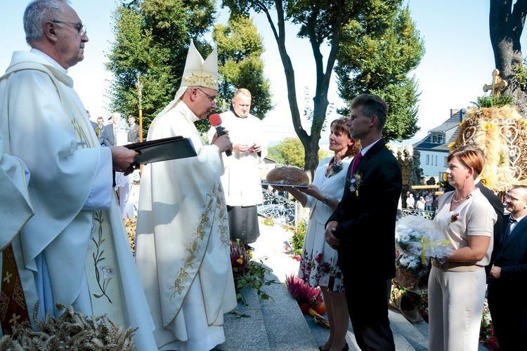 Przekazanie bochna przez starostów dożynkowych.