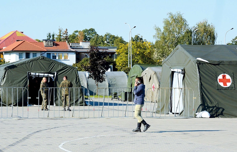 Uruchomiony przez wojsko szpital tymczasowy przy Hali Nysa.