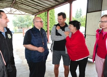 Państwo Przytułowie podczas rozmowy z bp. Waldemarem Musiołem.