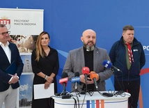 Konferencja prasowa z udziałem odpowiedzialnych za organizację pomocy.