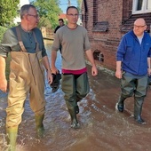 	Lewin Brzeski. Hierarchowie z proboszczem oglądają straty.