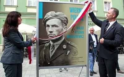 	Major Ryszard Małaszkiewicz ze stolicą Dolnego Śląska związał się po wojnie. Zmarł w 1988 roku.