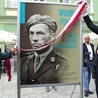 	Major Ryszard Małaszkiewicz ze stolicą Dolnego Śląska związał się po wojnie. Zmarł w 1988 roku.