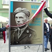 	Major Ryszard Małaszkiewicz ze stolicą Dolnego Śląska związał się po wojnie. Zmarł w 1988 roku.