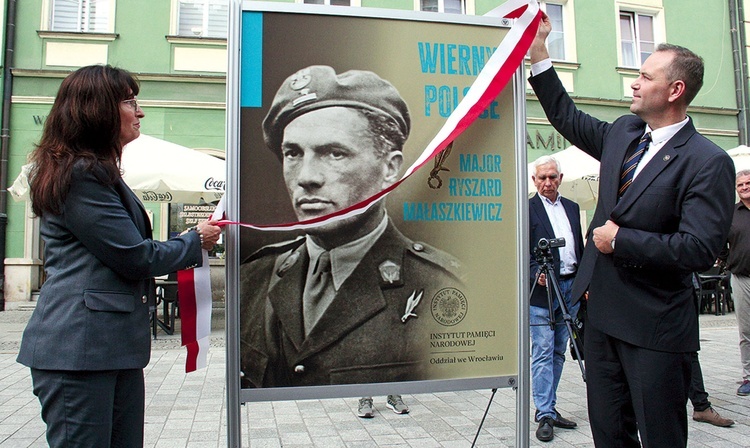 	Major Ryszard Małaszkiewicz ze stolicą Dolnego Śląska związał się po wojnie. Zmarł w 1988 roku.