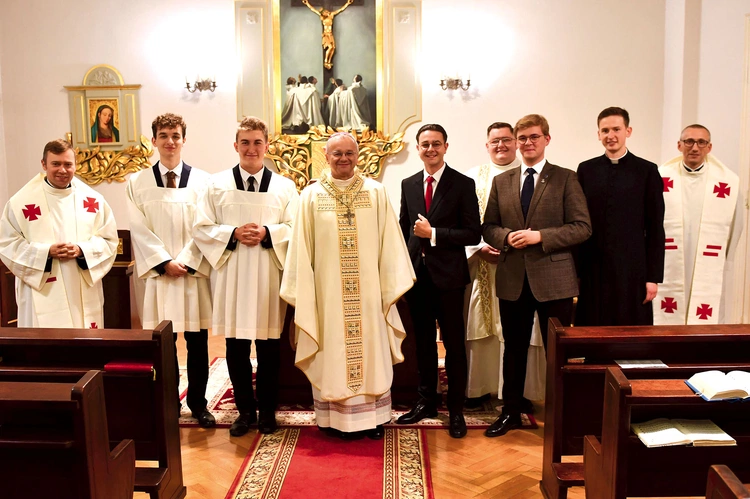 	Bp Tadeusz Lityński (w środku), ojciec duchowny (z prawej) i prefekt (z lewej) z klerykami i czterema kandydatami.