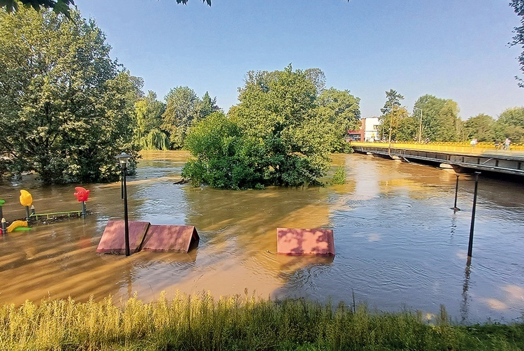 	Bulwar w Żaganiu został całkowicie zalany.