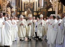 Modlitwa przy grobie sługi Bożego bp. Piotra Gołębiowskiego