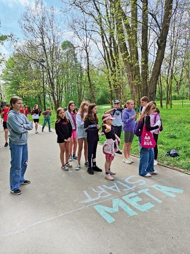 Gra terenowa dla dzieci  z parafii to zawsze okazja,  by zainteresować innych grupą ministrancką  czy scholą