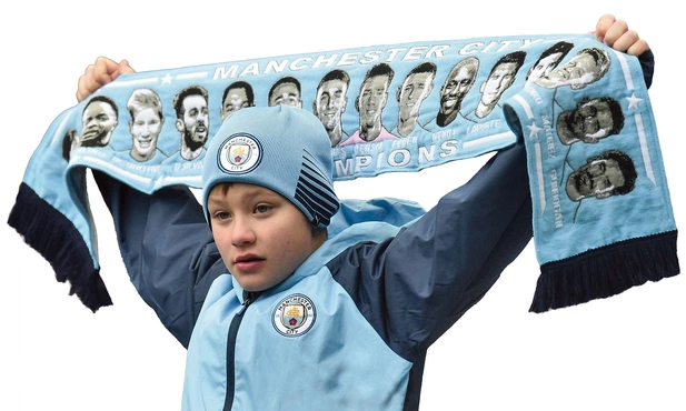 Młody fan Manchesteru City, 10-krotnego mistrza Anglii