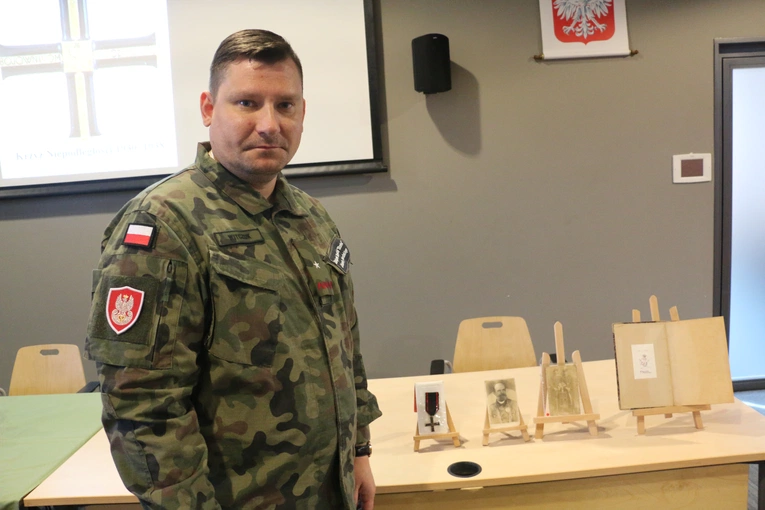 Kraków. Odznaczenie mjr. Galinata w darze dla Muzeum AK