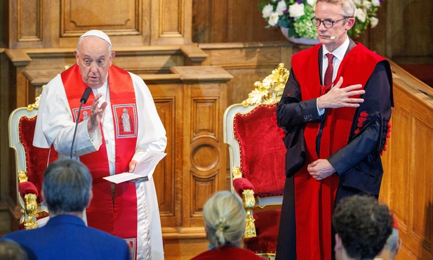 Franciszek błogosławi zgromadzonych