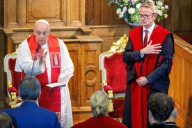 Franciszek błogosławi zgromadzonych