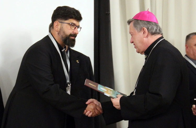 Ogłoszenie syntezy diecezjalnej i wręczenie dekretów członkom komisji synodalnych