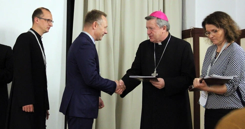 Ogłoszenie syntezy diecezjalnej i wręczenie dekretów członkom komisji synodalnych