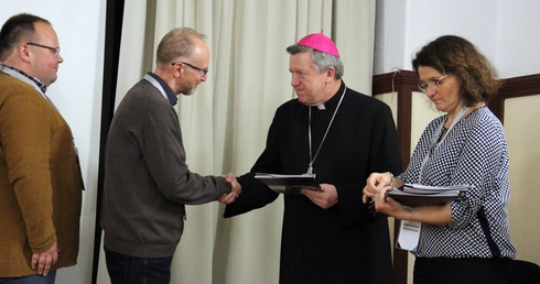 Synod diecezjalny. Członkowie komisji otrzymali dekrety