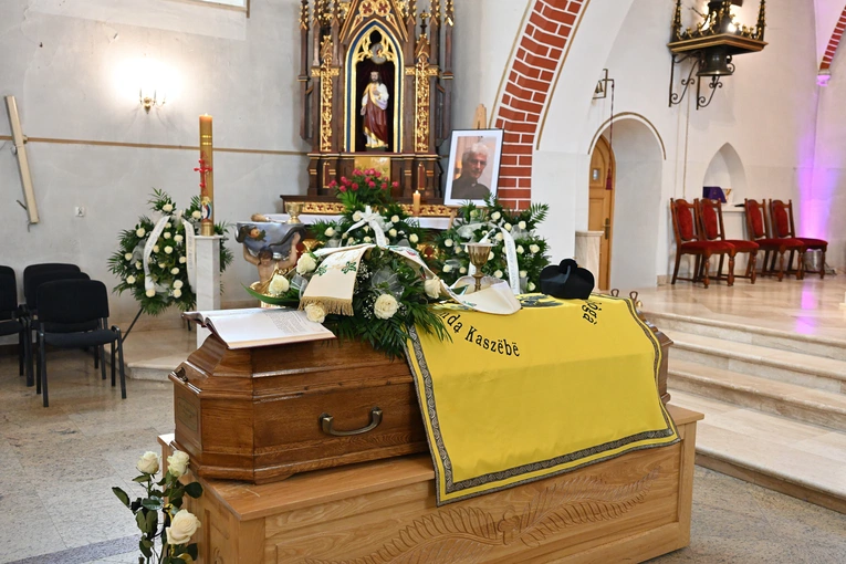 Ksiądz Waldemar Naczk spoczął w rodzinnym Kielnie