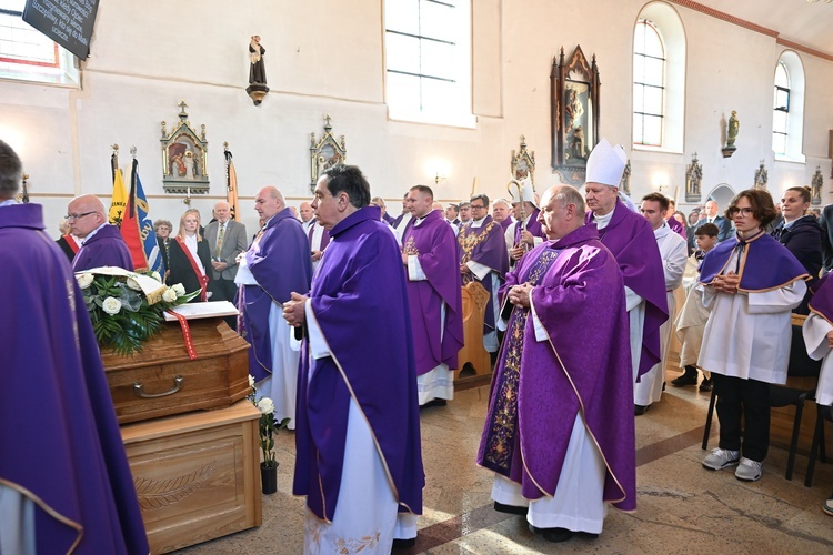 Ksiądz Waldemar Naczk spoczął w rodzinnym Kielnie